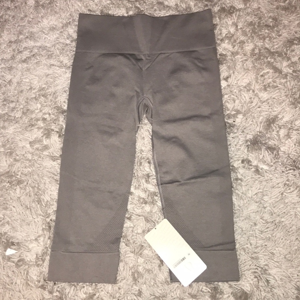 NWT Lululemon Seamlessly Street Crop Size 6
